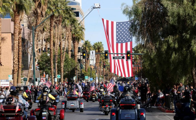 Residents pay tribute to veterans at Las Vegas parade — PHOTOS