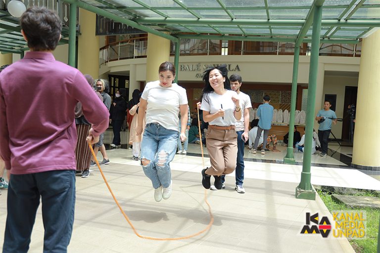 Unpad Kenalkan Aneka Permainan Tradisional Sunda kepada Mahasiswa Asing se-Jabar – Universitas Padjadjaran