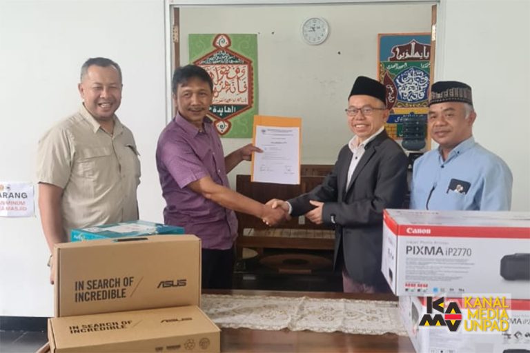 Alumni Berikan Bantuan untuk Jemaah Masjid Raya Unpad – Universitas Padjadjaran